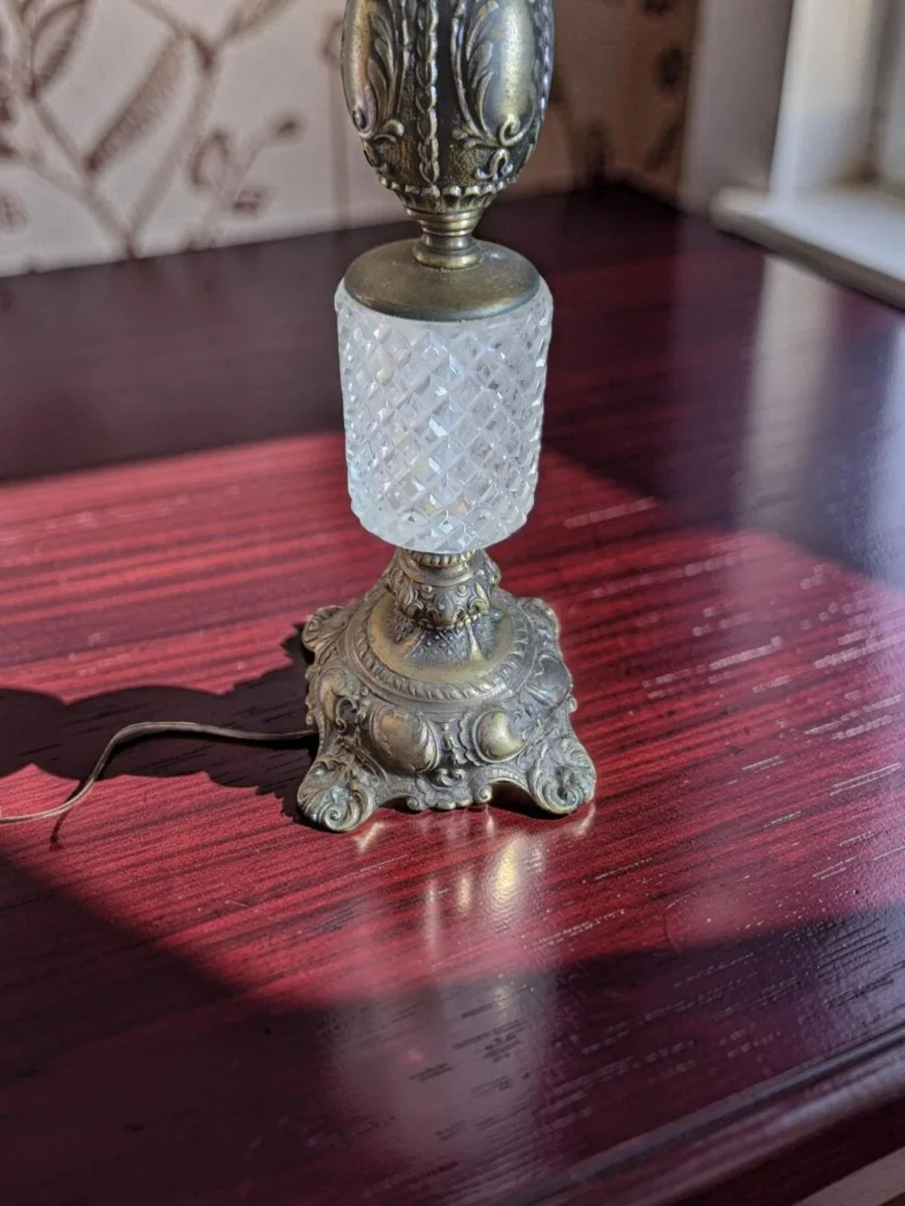 Vintage Cambridge Brass/Glass Scrollwork Base Banquet Table Lamp.